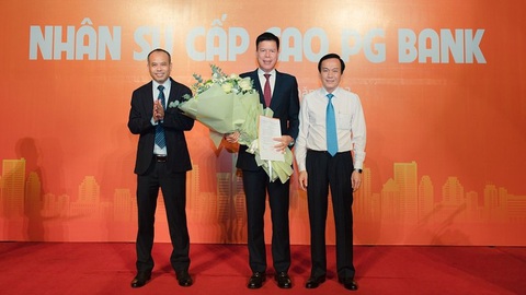 Vừa rời ghế Phó Tổng Vietcombank, ông Phạm Mạnh Thắng về làm sếp PG Bank - Ảnh 1. Ông Phạm Mạnh Thắng (giữa), tân quyền tổng giám đốc PG Bank - Ảnh: PG Bank