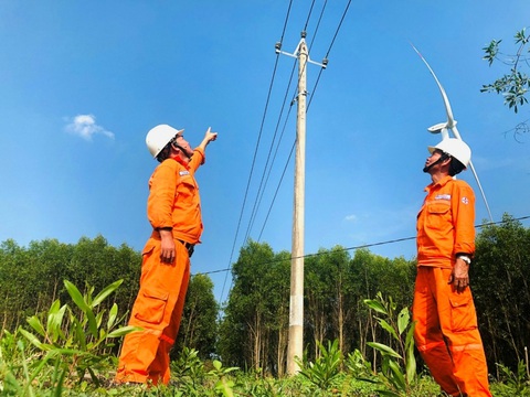 Tăng cường đảm bảo an toàn cho tuyến đường dây tự dùng 22kV - Ảnh 1. CBCNV Thủy điện An Khê – Ka Nak kiểm tra tuyến đường dây tự dùng 22kV tại An Khê - Ảnh: THU HOÀI