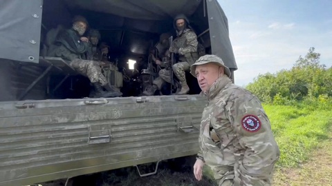 Tướng Nga khẳng định Nga vẫn chiến đấu tốt ở Ukraine dù không có Wagner - Ảnh 1. Ông Yevgeny Prigozhin, chủ sở hữu công ty lính đánh thuê Wagner, tại một khu vực do Nga kiểm soát ở Ukraine trong bức ảnh được công bố ngày 1-6 - Ảnh: REUTERS