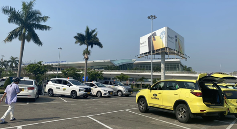 Sân bay Đà Nẵng soi camera tìm người lấy iPhone của khách đến từ Hàn Quốc - Ảnh 1. An ninh hàng không phát hiện người lấy iPhone của khách tới từ Hàn Quốc rồi giấu dưới gốc cây tại sân đỗ ô tô của sân bay Đà Nẵng - Ảnh minh họa: TRƯỜNG TRUNG