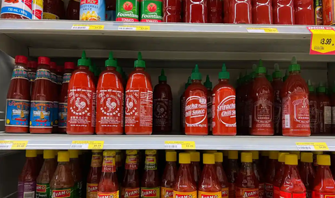 Hạn hán khiến tương ớt Sriracha khan hiếm, giá bán lên tới gần 120 USD một chai - Ảnh 1. Tương ớt Sriracha trên kệ siêu thị - Ảnh: THE GUARDIAN