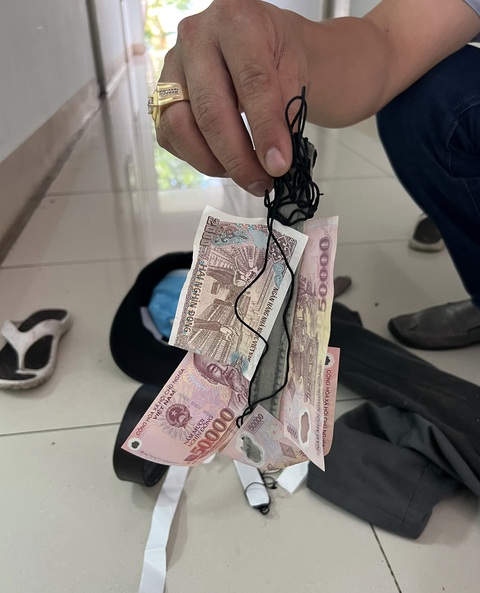 Bắt nhóm người trộm tiền công đức tại đền thờ Anh hùng liệt sĩ Võ Thị Sáu - Ảnh 2. Thanh sắt mỏng có quấn băng dính để trộm tiền công đức - Ảnh: CA cung cấp