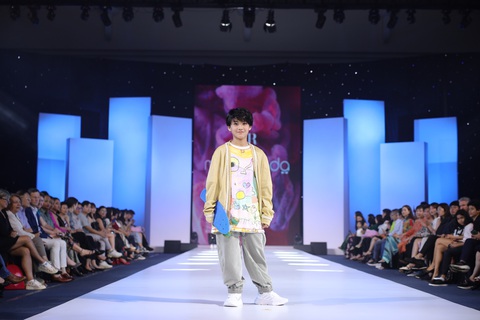Mẫu nhí vừa mút tay vừa catwalk cưng ơi là cưng - Ảnh 2. Bộ sưu tập “Angels’ Artworks” của nhà thiết kế Huy Võ mang đến thế giới đầy màu sắc từ những tác phẩm của các bé