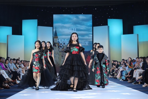 Mẫu nhí vừa mút tay vừa catwalk cưng ơi là cưng - Ảnh 3. Bộ sưu tập của nhà thiết kế Lu Fanghua kết hợp thẩm mỹ thời trang đương đại và phong cách cổ điển, các ý tưởng và yếu tố văn hóa Trung Quốc