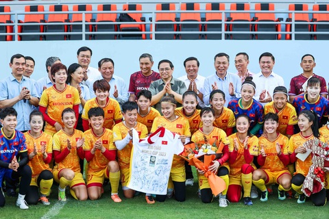 Thủ tướng Phạm Minh Chính: 'Tuyển nữ Việt Nam đừng quá đặt nặng sức ép thành tích tại World Cup' - Ảnh 1. Thủ tướng Phạm Minh Chính thăm và động viên đội tuyển nữ Việt Nam vào chiều 3-7 - Ảnh: NGUYỄN KHÁNH