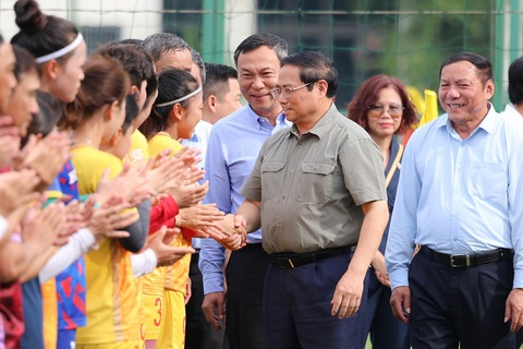 Thủ tướng Phạm Minh Chính: 'Tuyển nữ Việt Nam đừng quá đặt nặng sức ép thành tích tại World Cup' - Ảnh 3. Thủ tướng Phạm Minh Chính bắt tay từng cầu thủ tuyển nữ Việt Nam - Ảnh: NGUYỄN KHÁNH