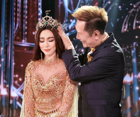 Ông Nawat trao danh hiệu Miss Grand International cho Thùy Tiên vào năm 2021 - Ảnh: Instagram nhân vật Ông Nawat trao danh hiệu Miss Grand International cho Thùy Tiên vào năm 2021. Đến năm 2023 cô có một năm đầy drama với tổ chức đã trao vương miện cho mình - Ảnh: Instagram nhân vật