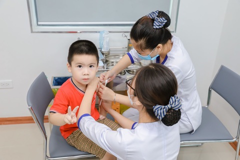 EPLUS và GSK cam kết đưa nhiều loại vắc xin mới về VN - Ảnh 2. VNVC hiện có hơn 40 loại vắc xin phòng gần 50 bệnh truyền nhiễm cho trẻ em và người lớn - Ảnh: Mộc Miên