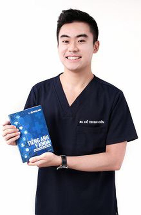 Bác sĩ 9X Đỗ Trung Kiên và cuốn sách tiếng Anh do chính anh là tác giả - Ảnh: NVCC Bác sĩ 9X Đỗ Trung Kiên và cuốn sách tiếng Anh do chính anh là tác giả - Ảnh: NVCC
