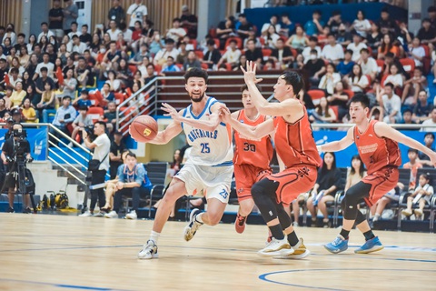 Hai kỷ lục bị xô ngã trong giai đoạn đầu VBA 2023 - Ảnh 4. Udun Osakue (trái) tại VBA 2023 - Ảnh: VBA