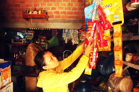 Bà Lài nuôi hai con nhờ tiệm tạp hóa nhỏ bên vệ đường - Ảnh: B.D. Bà Lài nuôi hai con nhờ tiệm tạp hóa nhỏ bên vệ đường - Ảnh: B.D.