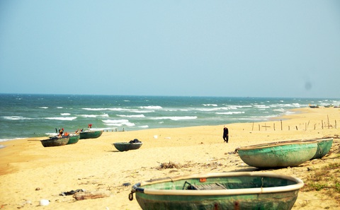 Bãi biển ở Bình Hải, nơi ngư dân ra khơi đánh cá mỗi ngày - Ảnh: B.D. Bãi biển ở Bình Hải, nơi ngư dân ra khơi đánh cá mỗi ngày - Ảnh: B.D.