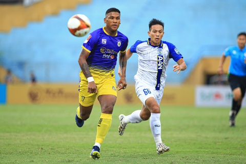Vòng 13 V-League 2023: 4 đội cựu vô địch đua trụ hạng - Ảnh 3. CLB Hà Nội (bìa trái) thất bại trước Sông Lam Nghệ An (bìa phải) ngay trên sân nhà Hàng Đẫy chiều 2-7 - Ảnh: MINH ĐỨC
