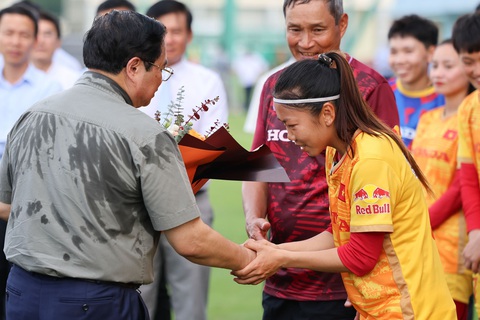 Thủ tướng Phạm Minh Chính: 'Tuyển nữ Việt Nam đừng quá đặt nặng sức ép thành tích tại World Cup' - Ảnh 5. Tại buổi gặp mặt, Thủ tướng đã có những lời động viên, khích lệ tinh thần các cầu thủ - Ảnh: NGUYỄN KHÁNH