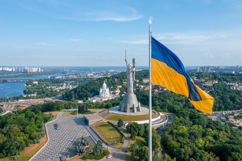 Cuộc chiến văn hóa Ukraine - Nga “nóng” hơn bao giờ hết - Ảnh 1. Bức tượng Mẹ Tổ quốc - biểu tượng của thủ đô Kiev và của Ukraine - sẽ được đổi tên thành Mẹ Ukraine - Ảnh: UKRINFORM