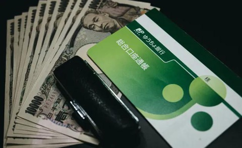 Nhật Bản xem xét hạn chế người già trên 65 tuổi sử dụng hệ thống ATM - Ảnh 1. Thẻ ATM của các ngân hàng Nhật Bản - Ảnh: PAKUTASO