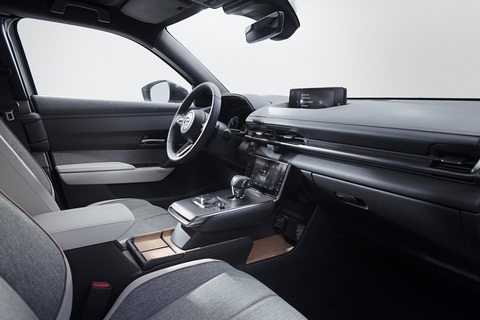 Xe điện Mazda đầu tiên biến mất chỉ sau một thời gian ngắn có mặt trên thị trường - Ảnh 2. Nội thất xe cũng không hề tồi và, tương tự ngoại thất, có cá tính rất riêng. Ngoài ra khu vực này cũng không thiếu công nghệ hiện đại - Ảnh: Mazda