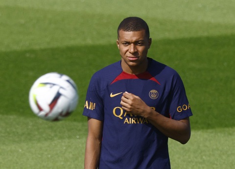 Chậm thêm 24 giờ, PSG sẽ mất 60 triệu euro vì Mbappe - Ảnh 1. Mbappe trên sân tập của PSG mới đây - Ảnh: REUTERS