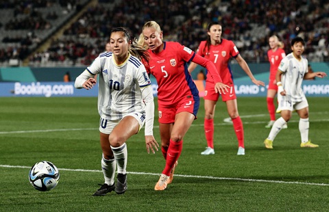 Thua Na Uy 0-6, Philippines bị loại khỏi World Cup nữ 2023 - Ảnh 3. Dù rất nỗ lực nhưng tuyển nữ Philippines (áo trắng) không thể khiến Na Uy gặp khó - Ảnh: REUTERS