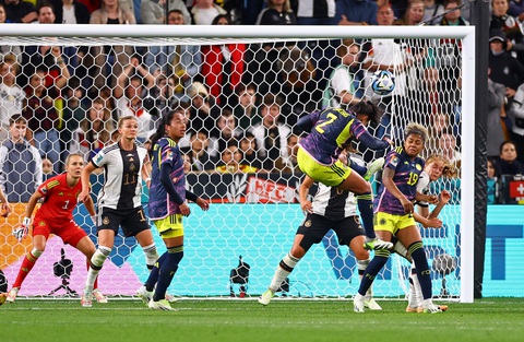 Từng chiến thắng ung thư, Caicedo lại 'tỏa sáng' giúp Colombia gây 'địa chấn' ở World Cup 2023 - Ảnh 3. Hậu vệ Manuela Vanegas với pha đánh đầu ghi bàn nâng tỉ số lên 2-1 cho Colombia - Ảnh: Reuters