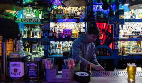 Các quán bar dưới hầm ngầm của Kiev - Ảnh 1. Một nhân viên pha chế trong một quán bar ở Kiev. Giờ giới nghiêm của thành phố là 11h đêm kể từ tháng 5-2022 - Ảnh: AFP