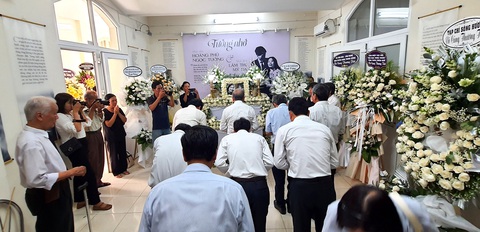Lễ tưởng nhớ nhà văn Hoàng Phủ Ngọc Tường và nhà thơ Lâm Thị Mỹ Dạ tại Huế - Ảnh 4. Lãnh đạo tỉnh Thừa Thiên Huế đến thắp hương tưởng nhớ vợ chồng nhà văn - nhà thơ Hoàng Phủ Ngọc Tường - Lâm Thị Mỹ Dạ - Ảnh: MINH TỰ