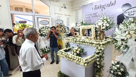 Lễ tưởng nhớ nhà văn Hoàng Phủ Ngọc Tường và nhà thơ Lâm Thị Mỹ Dạ tại Huế - Ảnh 1. Nhà thơ Nguyễn Khoa Điềm thắp hương tiễn biệt bạn văn - Ảnh: M.TỰ
