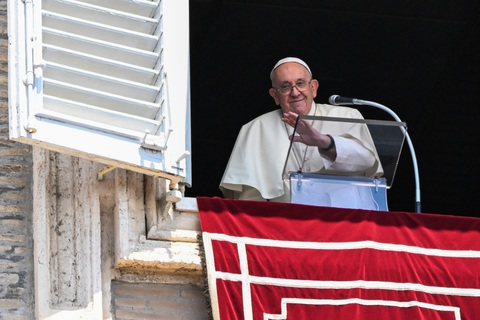 Giáo hoàng Francis cầu khẩn Nga khôi phục lại Thỏa thuận Biển Đen - Ảnh 1. Giáo hoàng Francis xuất hiện tại cửa sổ Dinh Tông tòa ở Vatican trong buổi đọc kinh hằng tuần ngày 30-7 - Ảnh: AFP