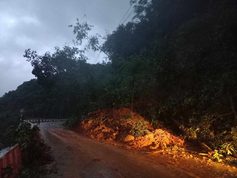 Thời tiết hôm nay 31-7: Nam Bộ, Tây Nguyên tiếp tục mưa to đến rất to - Ảnh 1. Hôm nay thời tiết Nam Bộ, Tây Nguyên tiếp tục mưa to, đề phòng sạt lở nguy hiểm - Ảnh: ĐỨC TRONG