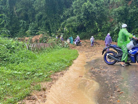 Một điểm sạt lở trên đèo Đa Mi, đoạn qua xã Đa Mi, huyện Hàm Thuận Bắc, Bình Thuận ngày 30-7-2023 - Ảnh: MAI THỨC Một điểm sạt lở trên đèo Đa Mi, đoạn qua xã Đa Mi, huyện Hàm Thuận Bắc, Bình Thuận ngày 30-7 - Ảnh: MAI THỨC