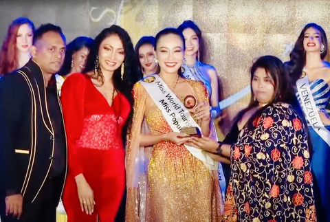 Nguyễn Giáng Tiên nhận giải thưởng Best Popular (thí sinh được yêu thích nhất) - Ảnh chụp màn hình Nguyễn Giáng Tiên nhận giải thưởng Best Popular (thí sinh được yêu thích nhất) - Ảnh chụp màn hình