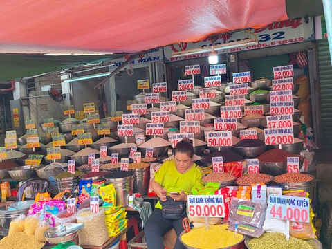 Tin tức sáng 31-7: Việt Nam có số người mắc bệnh lao 'top' 30 thế giới; Giá gạo nhấp nhổm tăng - Ảnh 2. Giá gạo tại TP.HCM bình ổn, lượng hàng dồi dào, nhưng nhiều tiểu thương cho biết dù giá nhập tăng nhưng vẫn cố giữ giá bán nhằm giữ chân khách hàng trong thời kỳ kinh tế khó khăn - Ảnh: NHẬT XUÂN