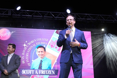 Giáo sư Scott Fritzen khi còn làm phó hiệu trưởng phụ trách Chương trình liên kết toàn cầu tại ĐH Oklahoma (Mỹ) - Ảnh: OU DAILY Giáo sư Scott Fritzen khi còn làm phó hiệu trưởng phụ trách Chương trình liên kết toàn cầu tại ĐH Oklahoma (Mỹ) - Ảnh: OU DAILY