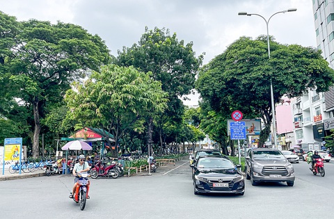Điểm cho thuê bãi giữ xe ở công viên Lê Văn Tám (đoạn giáp quận 1 và quận 3) - Ảnh: CHÂU TUẤN Điểm cho thuê bãi giữ xe ở công viên Lê Văn Tám (đoạn giáp quận 1 và quận 3) - Ảnh: CHÂU TUẤN