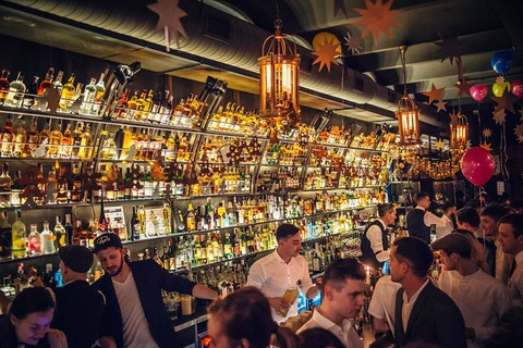 Các quán bar dưới hầm ngầm của Kiev - Ảnh 2. Bar Barman Dictat, nằm dưới tòa nhà 44 trên đại lộ Khreshchatyk - Ảnh: GUIDE UA