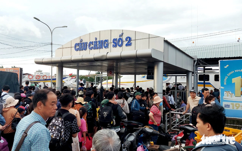 Nối lại các tuyến tàu cao tốc từ đất liền đi Phú Quốc - Ảnh 1. Khách du lịch đông đúc đi ra đảo Phú Quốc - Ảnh: CHÍ CÔNG