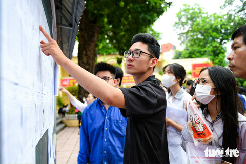 640.000 thí sinh đăng ký hơn 3,2 triệu nguyện vọng xét tuyển - Ảnh 1. Thí sinh tham dự kỳ thi tốt nghiệp THPT năm 2023 tại Hà Nội - Ảnh: NAM TRẦN