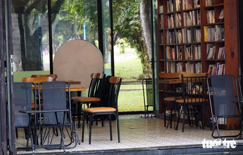 Vì sao đề nghị chấm dứt ‘Đường sách Vũng Tàu’? - Ảnh 3. Bàn ghế để bán cà phê, nước giải khát trong một gian hàng ở Đường sách Vũng Tàu, sách chỉ trưng bày trên kệ ở sát tường - Ảnh: ĐÔNG HÀ