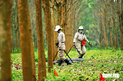 Các cô gái sử dụng máy rà khung rộng để đánh dấu các khu vực Các cô gái sử dụng máy rà khung rộng để đánh dấu các khu vực