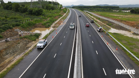 Nước lũ đang dâng, cao tốc Phan Thiết - Dầu Giây nguy cơ ngập lại - Ảnh 5. Lực lượng thuộc Cục CSGT đang phối hợp túc trực tại vị trí ngập của cao tốc Phan Thiết - Dầu Giây - Ảnh: ĐỨC TRONG