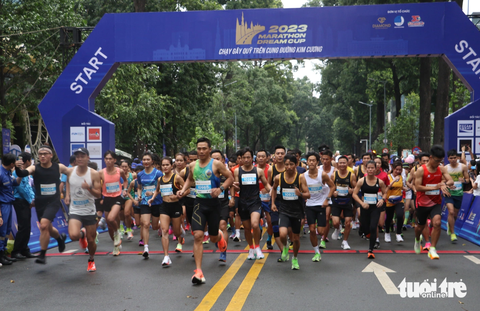 2.000 người tham gia giải chạy “Marathon Dream Cup 2023” - Ảnh 1. Xuất phát giải chạy bộ gây quỹ Marathon Dream Cup 2023 sáng 30-7 - Ảnh: BÌNH MINH