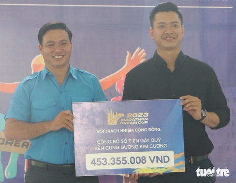 2.000 người chạy bộ gây quỹ giúp người khó khăn - Ảnh 2. Đại diện ban tổ chức công bố và trao hơn 453 triệu đồng gây quỹ từ đóng góp của những người tham gia giải chạy bộ gây quỹ - Ảnh: B.MINH