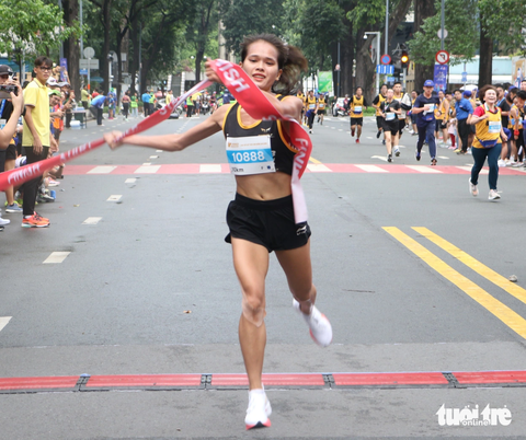 2.000 người tham gia giải chạy “Marathon Dream Cup 2023” - Ảnh 3. Vận động viên Phạm Thị Hồng Lệ về nhất cự ly 10km nữ - Ảnh: BÌNH MINH