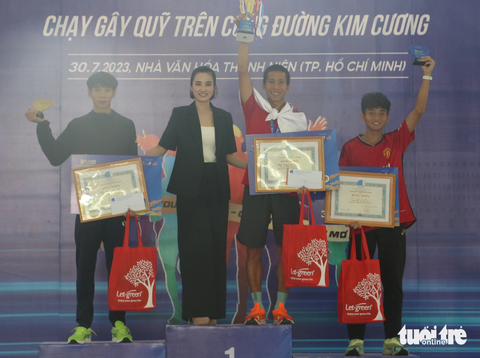 2.000 người tham gia giải chạy “Marathon Dream Cup 2023” - Ảnh 6. Trao giải cho các vận động viên đoạt giải cao cự ly 5km nam, trong đó giải nhất thuộc về vận động viên Trương Văn Tâm - Ảnh: BÌNH MINH