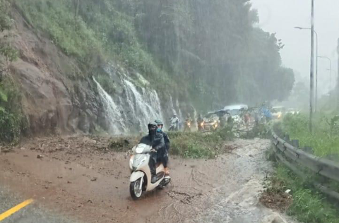 Sạt lở đất, đá rơi trên đèo Bảo Lộc, dòng xe ùn ứ - Ảnh 5. Sạt lở đất trên đèo Bảo Lộc - Ảnh: T.N
