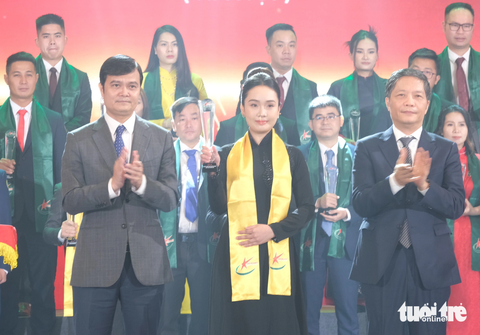 Vinh danh 81 doanh nhân trẻ khởi nghiệp, nộp ngân sách 39 tỉ đồng - Ảnh 1. Ông Trần Tuấn Anh (bìa phải) - ủy viên Bộ Chính trị, trưởng Ban Kinh tế Trung ương và anh Bùi Quang Huy (bìa trái) - bí thư thứ nhất Trung ương Đoàn trao thưởng cho Top 10 doanh nhân trẻ khởi nghiệp xuất sắc 2023 - Ảnh: HÀ THANH
