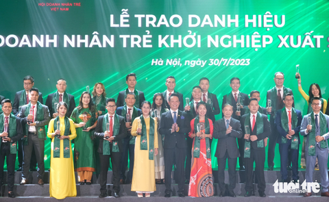 Vinh danh 81 doanh nhân trẻ khởi nghiệp, nộp ngân sách 39 tỉ đồng - Ảnh 2. Trao danh hiệu Doanh nhân trẻ khởi nghiệp xuất sắc năm 2023 - Ảnh: HÀ THANH