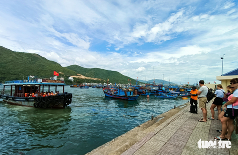Cano và tàu cá tranh nhau neo đậu tại bến tàu Du lịch Nha Trang - Ảnh 4. Nha Trang sẽ sớm xây dựng phương án di dời tàu cá ra khỏi khu vực mặt nước bến tàu du lịch - Ảnh: MINH CHIẾN