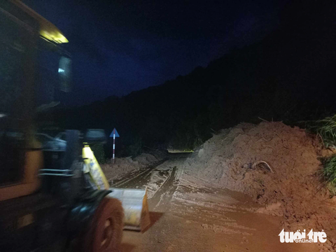Thêm một cửa ngõ đi Lâm Đồng bị tắc nghẽn do sạt lở - Ảnh 3. Cơ quan chức năng giải tỏa một điểm sạt lở trên quốc lộ 55 - Ảnh: ĐỨC TRONG