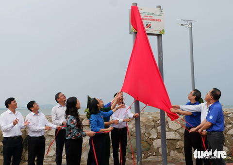 Ngày cao điểm chiến sĩ tình nguyện chung tay xây dựng nông thôn mới - Ảnh 1. Đại diện lãnh đạo TP.HCM, Thành Đoàn cùng địa phương khánh thành công trình "Thắp sáng đường biên" tại xã đảo Thạnh An (huyện Cần Giờ) - Ảnh: K.ANH
